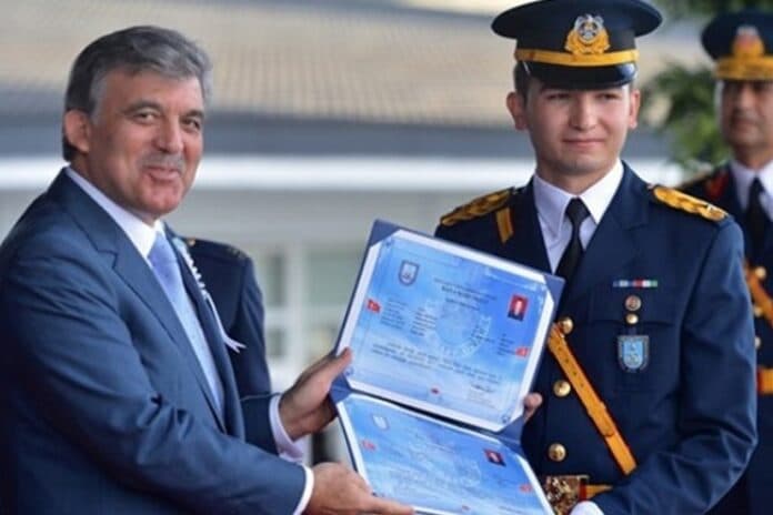 ABD’de ‘yılın pilotu’ seçilen şimdi müebbetle yargılanan Teğmen Baldan duruşmada: “Amerikalılar ayakta alkışladı, törene katılan annemin gözyaşları buna şahit”