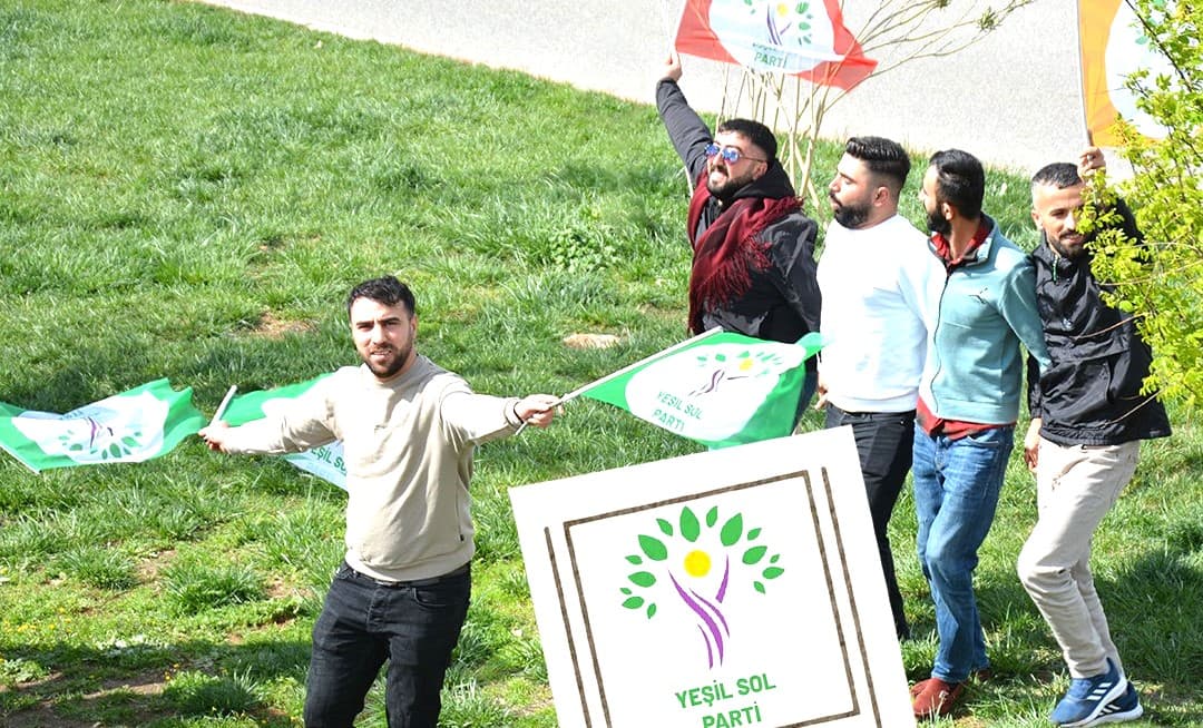 Yeşil Sol Parti’den AKP’li Bekir Bozdağ’a cevap: Şampanya patlatmasını bilmeyiz, biz ampulünüzü patlatmaya geliyoruz