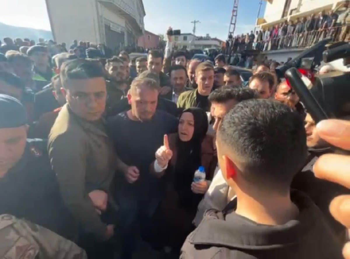 Cenazeye katılan Trabzon’un AKP’li Başkanı’na sert tepki: Çabuk burayı terk et, defol burdan başkan’