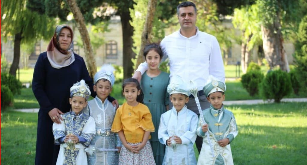 Yargıtay, beşizlerin tutuklu ailesnin mahkumiyetini bozdu: Tahliye hâlâ gerçekleşmedi, çocukların bekleyişi ise sürüyor