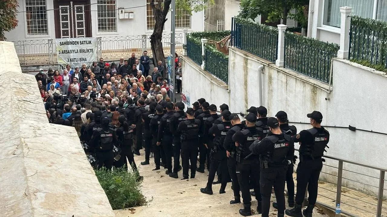 Belediyeyi AKP’ye sattılar, arka kapıdan kaçtılar: CHP’li 3 meclis üyesi polis eşliğinde binadan ayrıldı