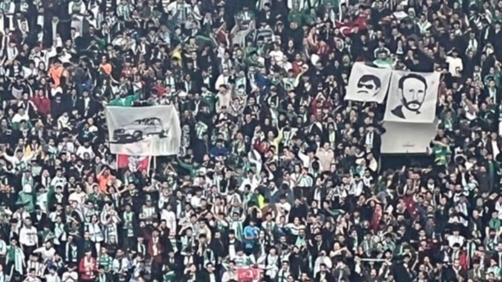 Irkçı provokasyon spora sıçradı: Bursaspor taraftarları, Amedspor’a JİTEM posterleri açtı