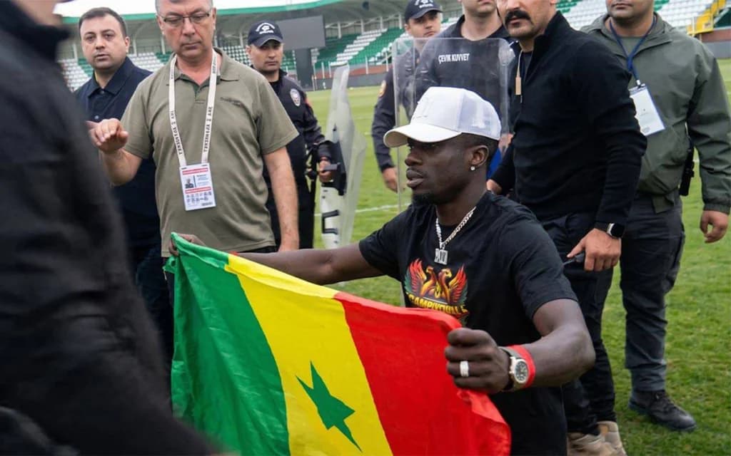 Amedsporlu Diagne’ye ülkesinin bayrağını açınca polis müdahale etti: ‘Senegal bayrağı müdürüm’
