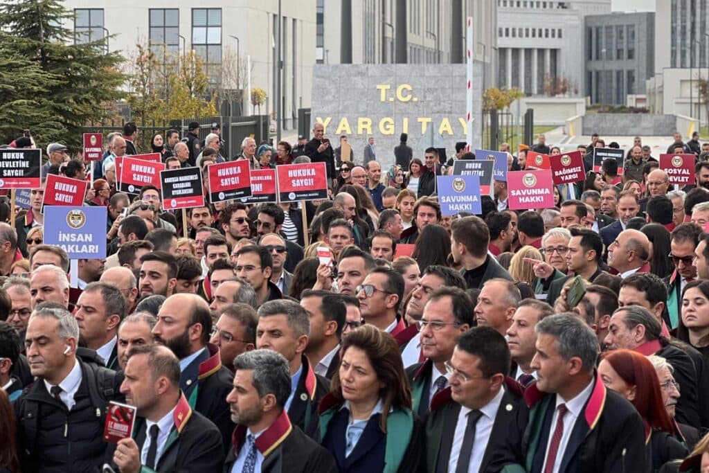 TBB’a bağlı binlerce avukat yürüyor: Meslek onurumuz için buradayız