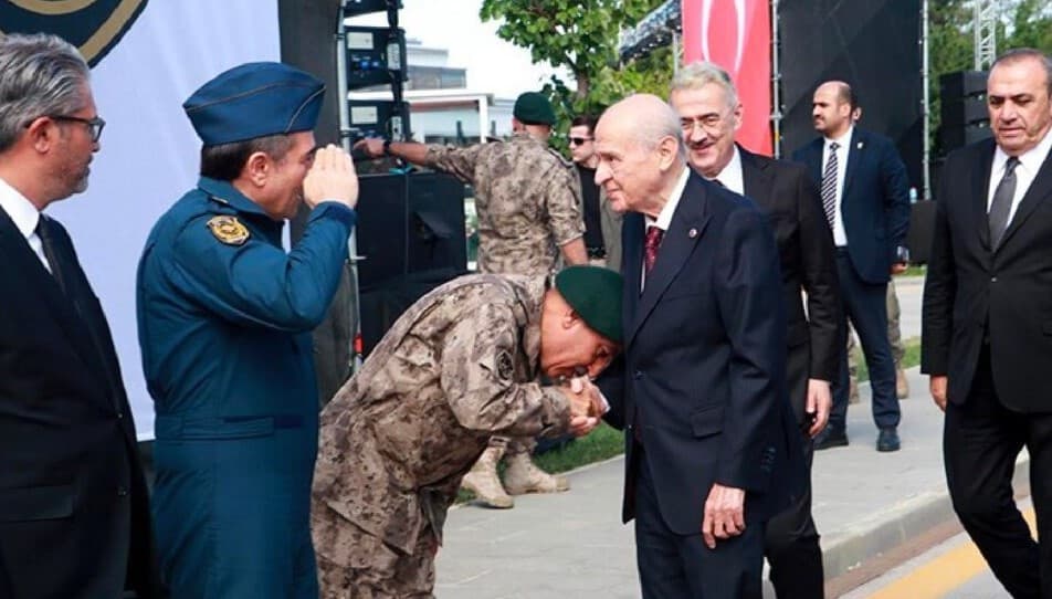 Murat Yetkin: Devlet Bahçeli’nin Polis Özel Harekât başkanına el öptürmesi bir güç gösterisidir
