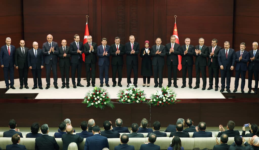 AKP’li Cumhurbaşkanı Erdoğan yeni kabinesini açkıladı