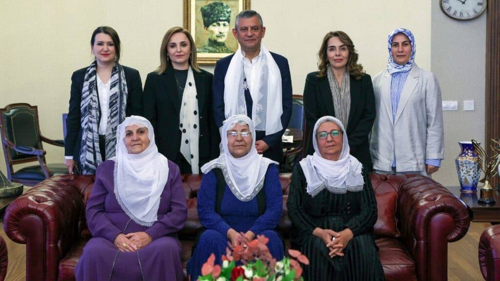 Barış Anneleri heyeti, CHP’yi ziyaret etti
