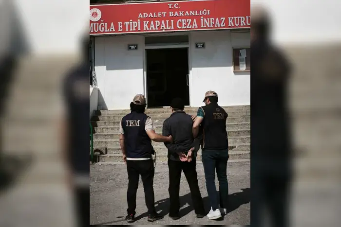 Kızının bürosunda gözaltına alındı: KHK’lı Yargıtay hakimine ters kelepçe