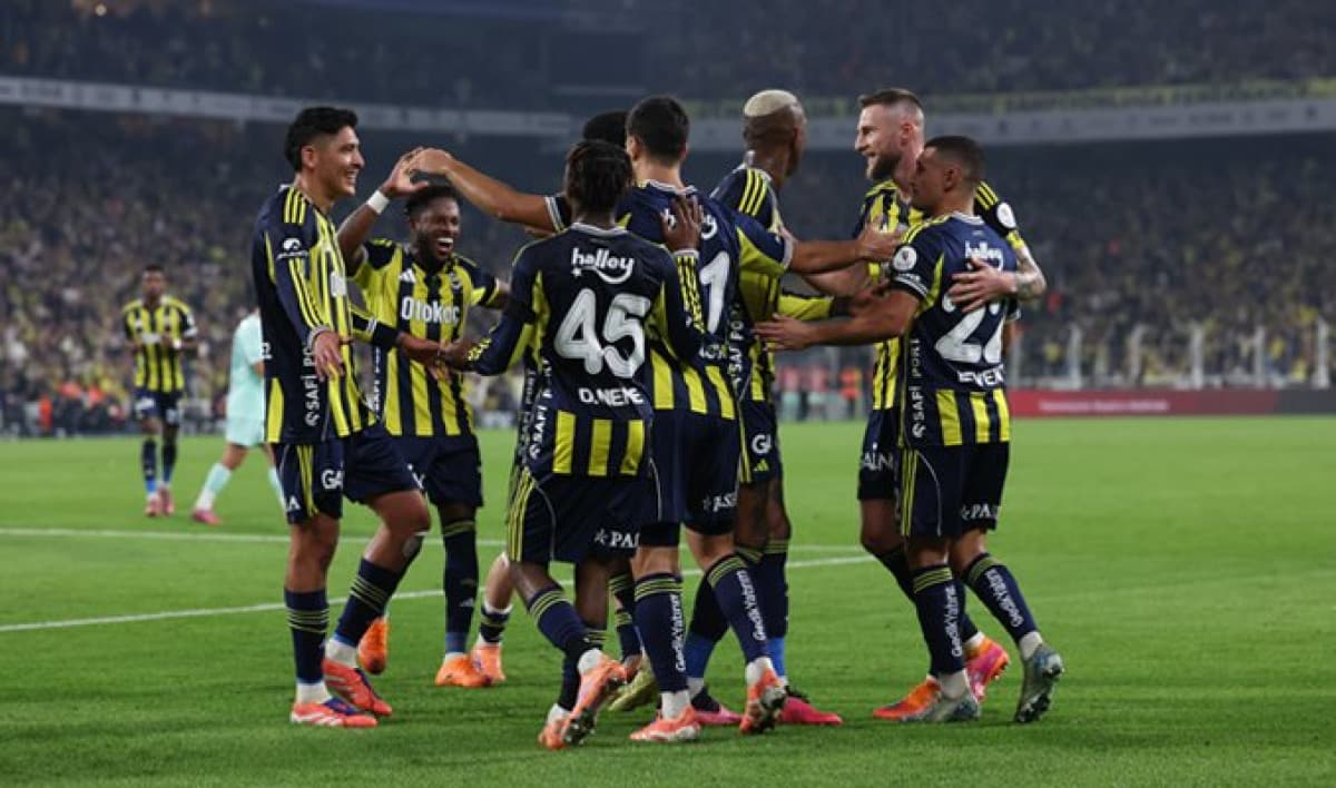 Evinde 4 golle kazandı: Fenerbahçe, Galatasaray ile puan farkını 1’e indirdi