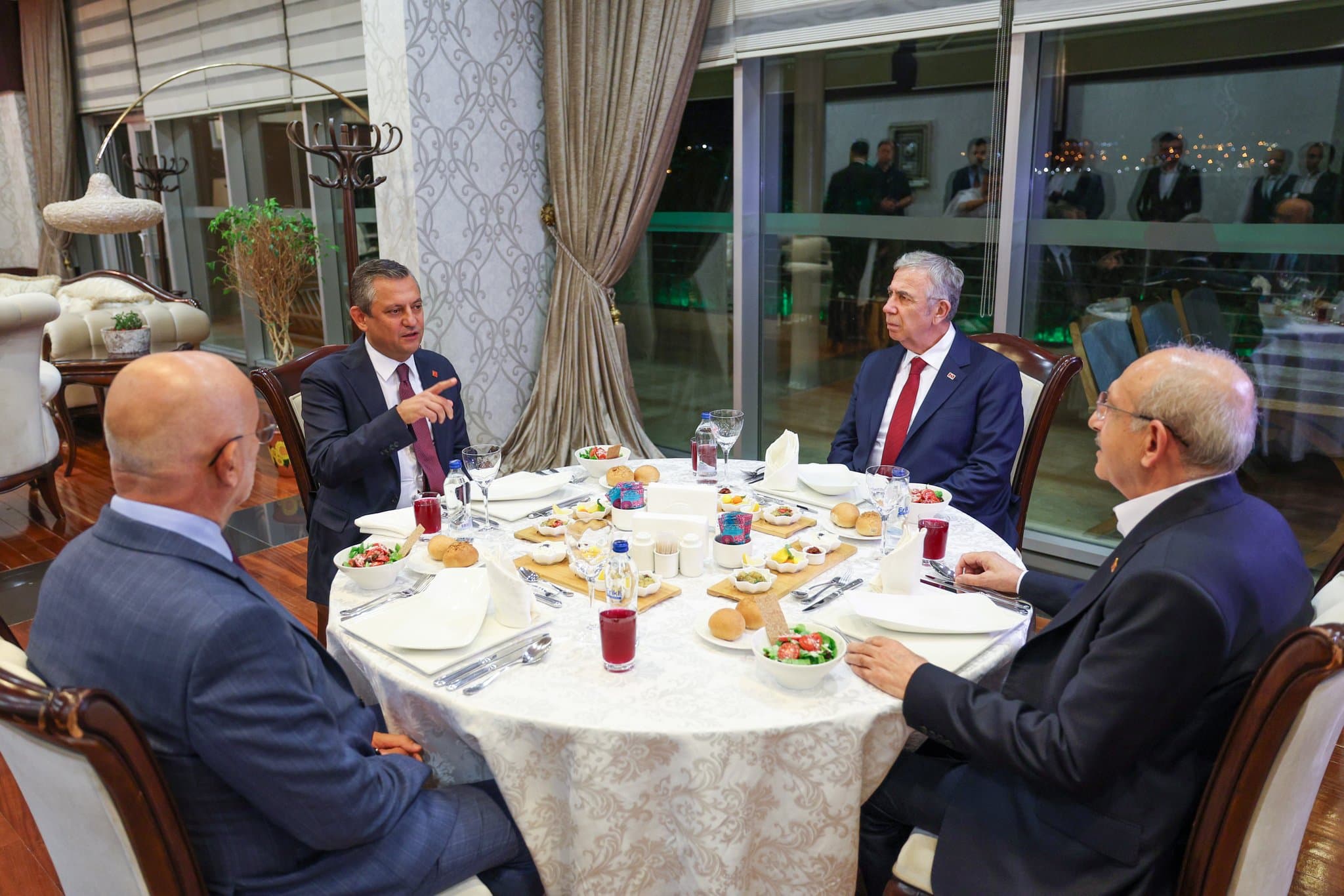 Mansur Yavaş’tan CHP Liderlerine birlik çağrısı: Torunlarımız affetmez, tek yumruk olun