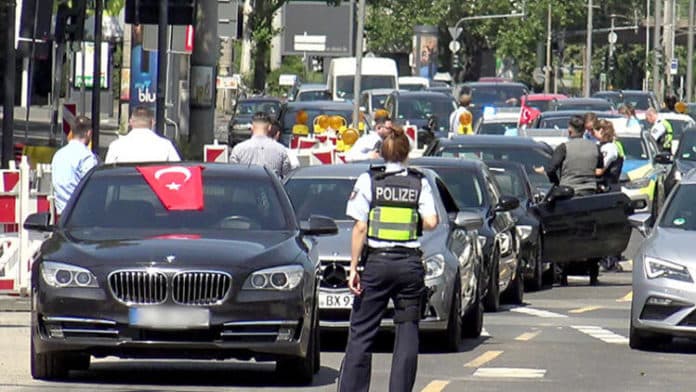 Alman polisi, Türk düğün konvoyundaki araçlara el koydu
