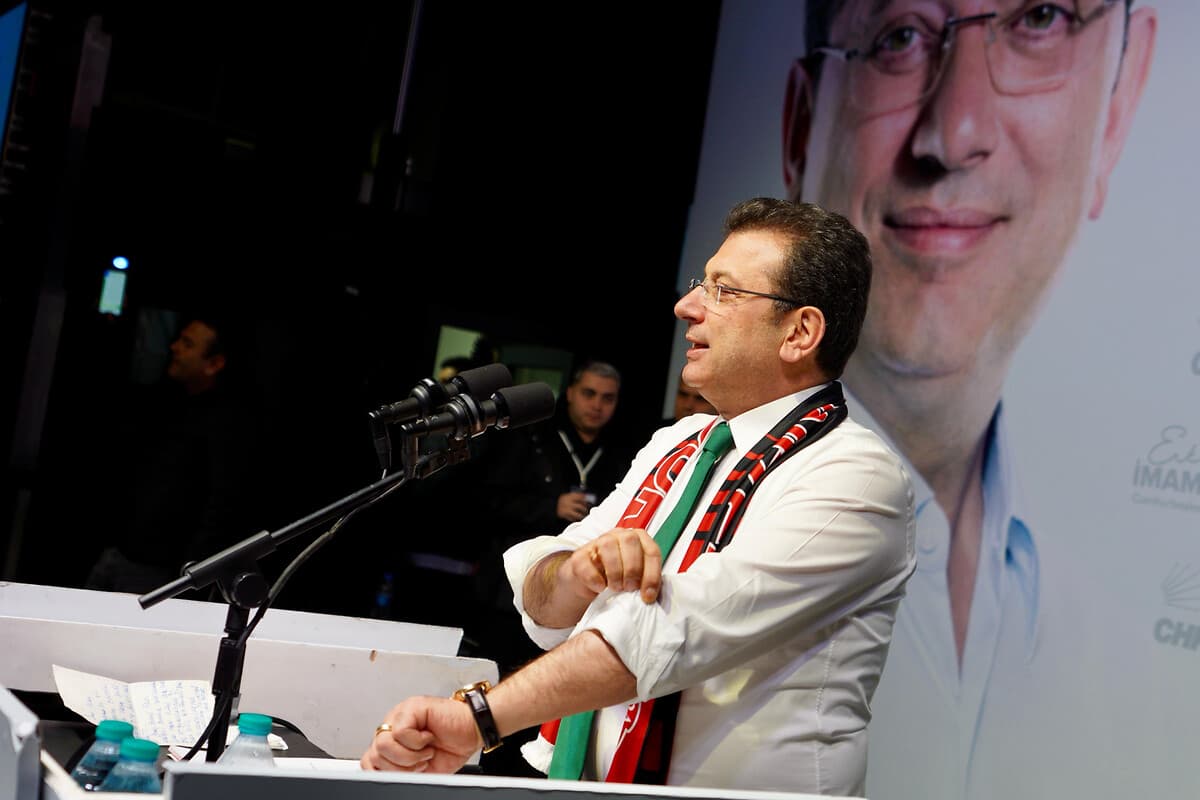 Ekrem İmamoğlu, mahkemede hakim karşısında kollarını sıvadı, alkış kopardı