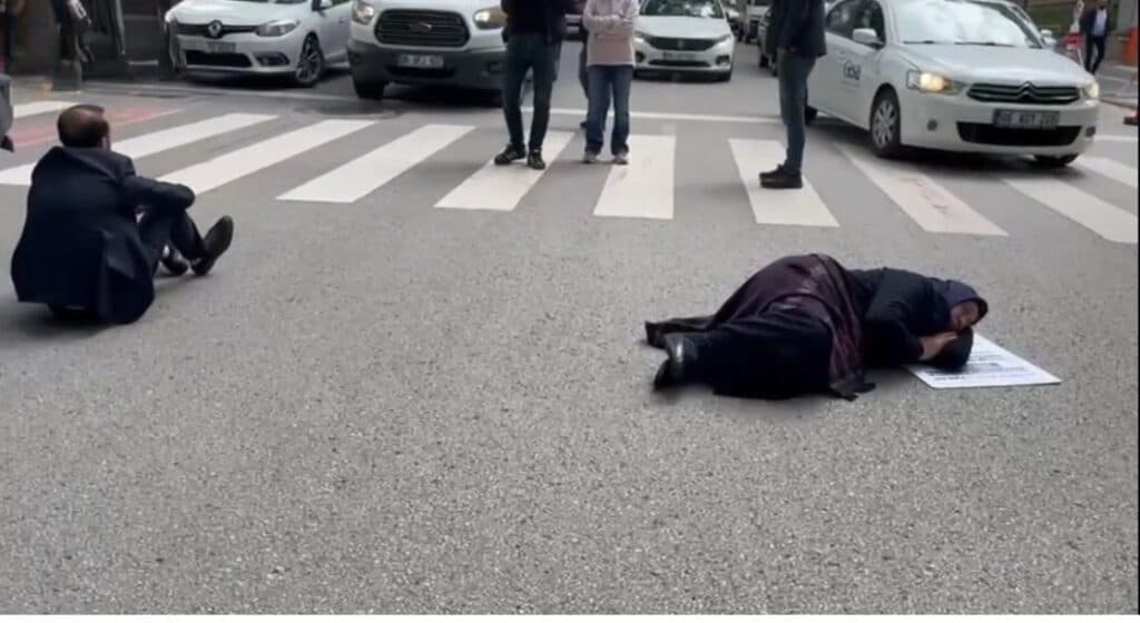 Adalet Bakanlığı önünde oturmasına izin verilmeyen Emine Şenyaşar, yola yatıp ağıt yaktı