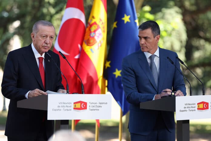 Yabancı gazetecinin Kavala ve Demirtaş’ı sorunca Erdoğan delirtti: Başını sallama, ben sallamıyorum!