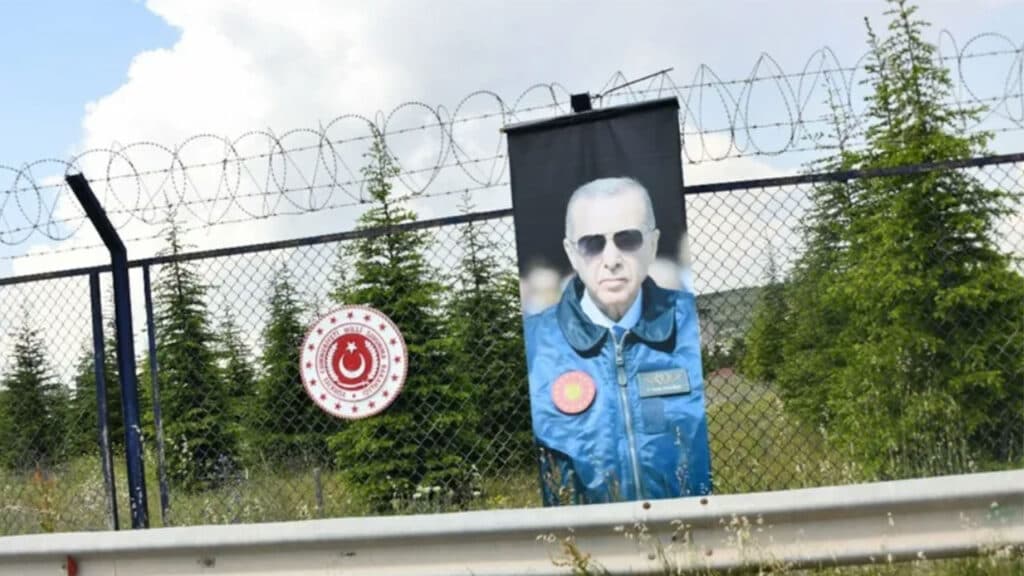 Kışlaya da siyaset soktular: Zırhlı Birlikler Okulu’na Erdoğan posteri asıldı