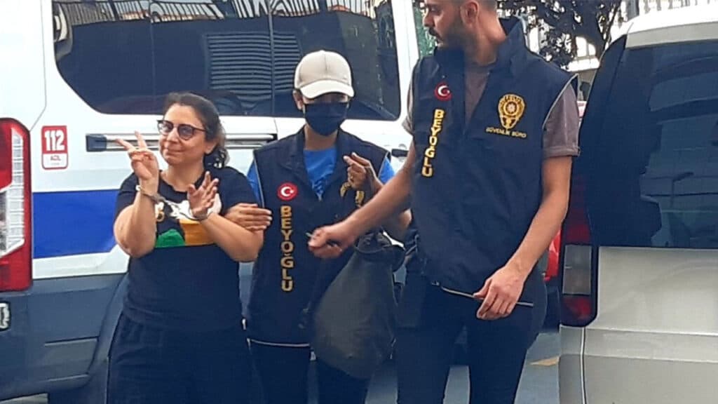 Adliyeye kelepçeyle getirilen gazeteci Evrim Kepenek serbest bırakıldı