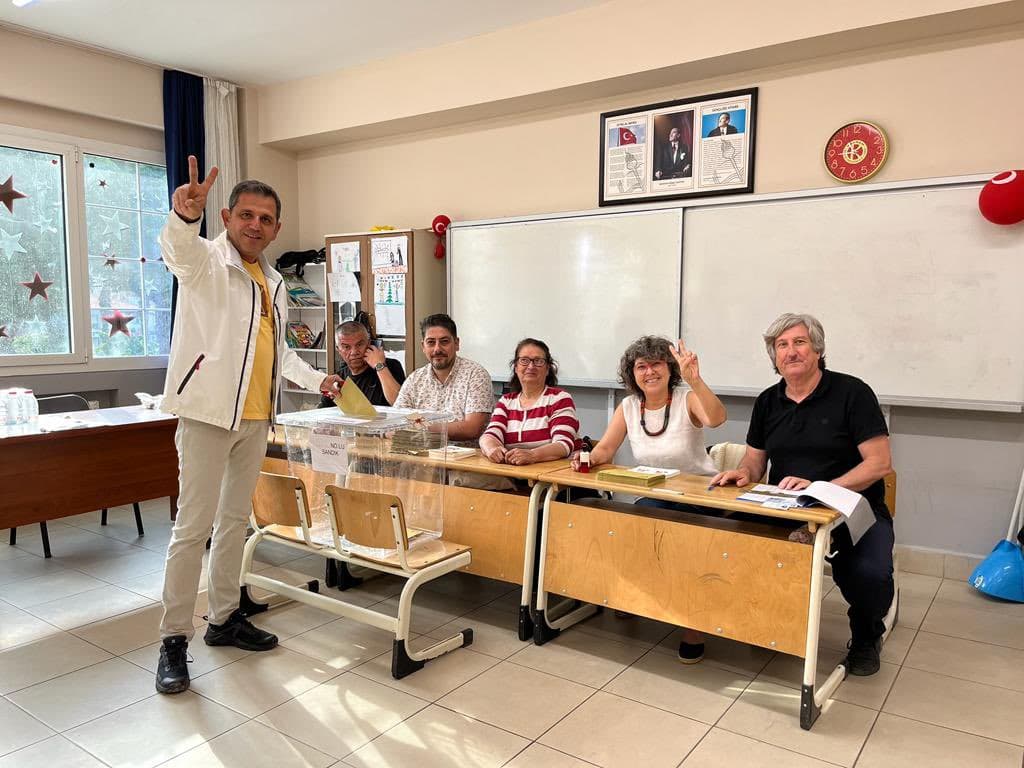 Portakal tepki gösterdi: Zafer işareti yapan görevli hakkında tutanak tutuyorlarmış