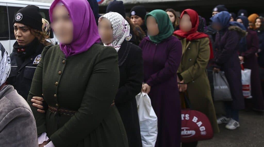 28 Şubat’ta bile yapılmadı: Gözaltına alınan kadınların başörtülerini 3 gün boyunca aldılar, namaza izin vermediler