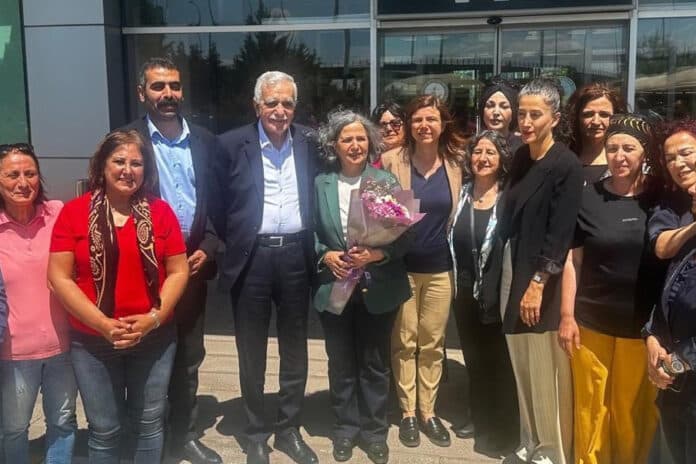 Zılgıtlarla Diyarbakır’da karşılanan Gültan Kışanak: Kobani bir vicdan sorunudur