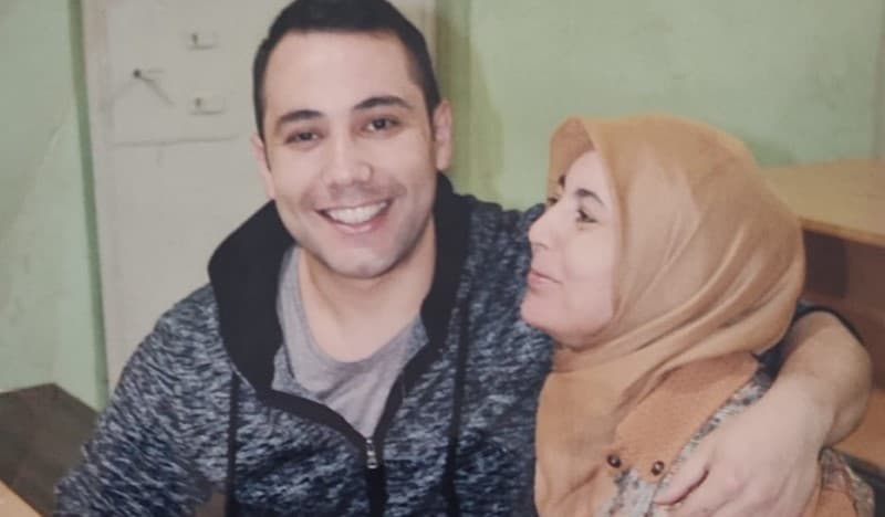 8 yıldır tutuklu olan KHK’lı Teğmenin annesi, cezaevinin önünden haykırdı: Suçsuz çocuklarımız mezara gömüldü