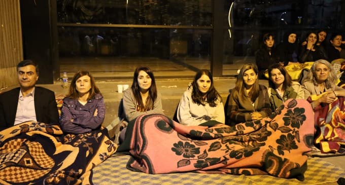 DEM Partili vekillerden sabaha kadar ‘kayyım’ nöbeti