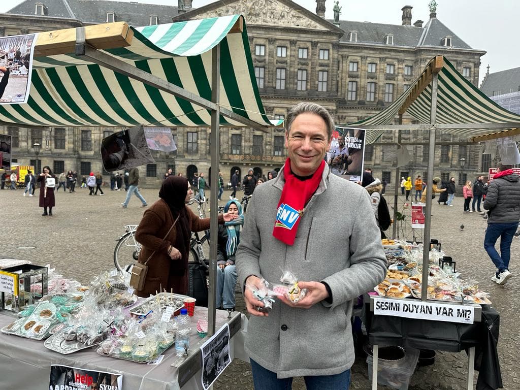 Amsterdam’ın ünlü Dam Meydanı’nda depremzedelerle dayanışma kermesi