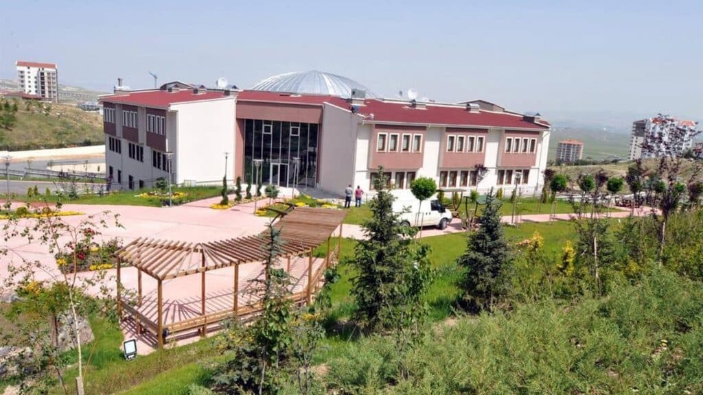 Belediyeyi CHP kazandı, Devlet Bahçeli huzurevini geri aldı