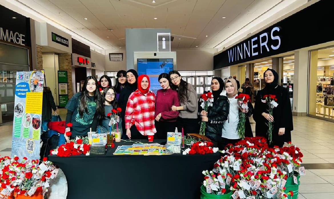 Kanada’daki Hizmet Gönüllüleri çiçek dağıtarak depremzedeler için yardım kampanyası düzenledi