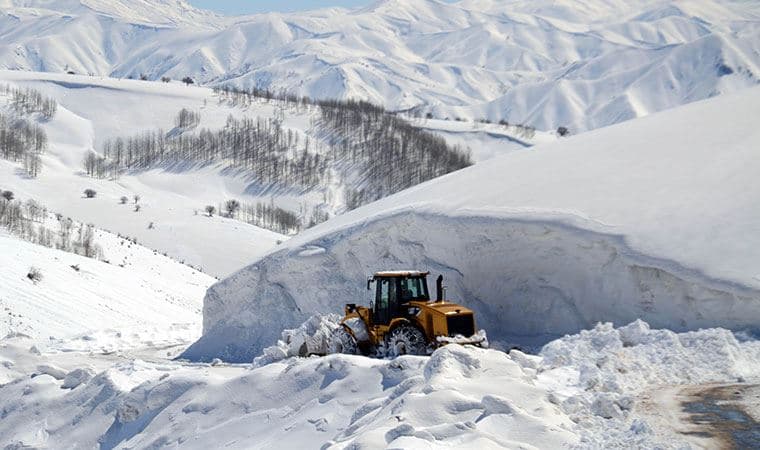 Doğu Anadolu kar ve tipiye teslim oldu