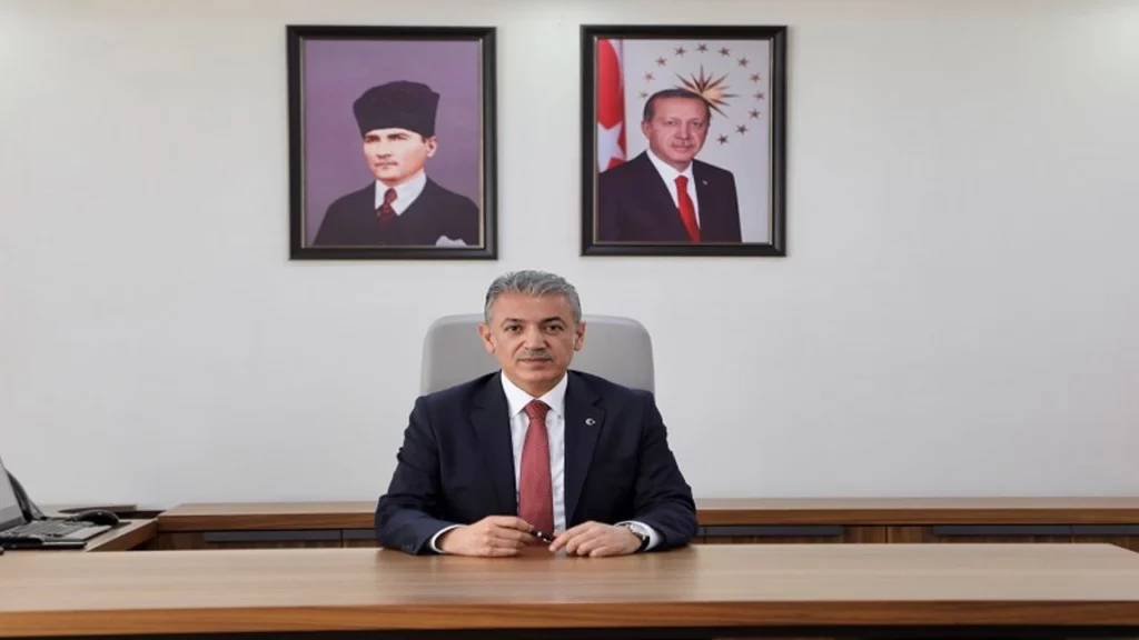 Mardin kayyımı Akkoyun’un ilk işi, duvara astığı Erdoğan fotoğrafı ile poz vermek oldu