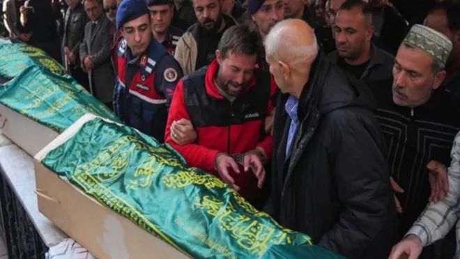 5 çocuğunun cenazesine kelepçeli getirilmişti: Tepkiler üzerine çözüldü