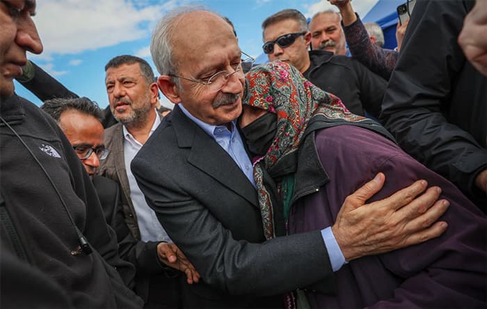 Kemal Kılıçdaroğlu deprem bölgesinde: Bu kadar insanın kanı yerde kalmamalı