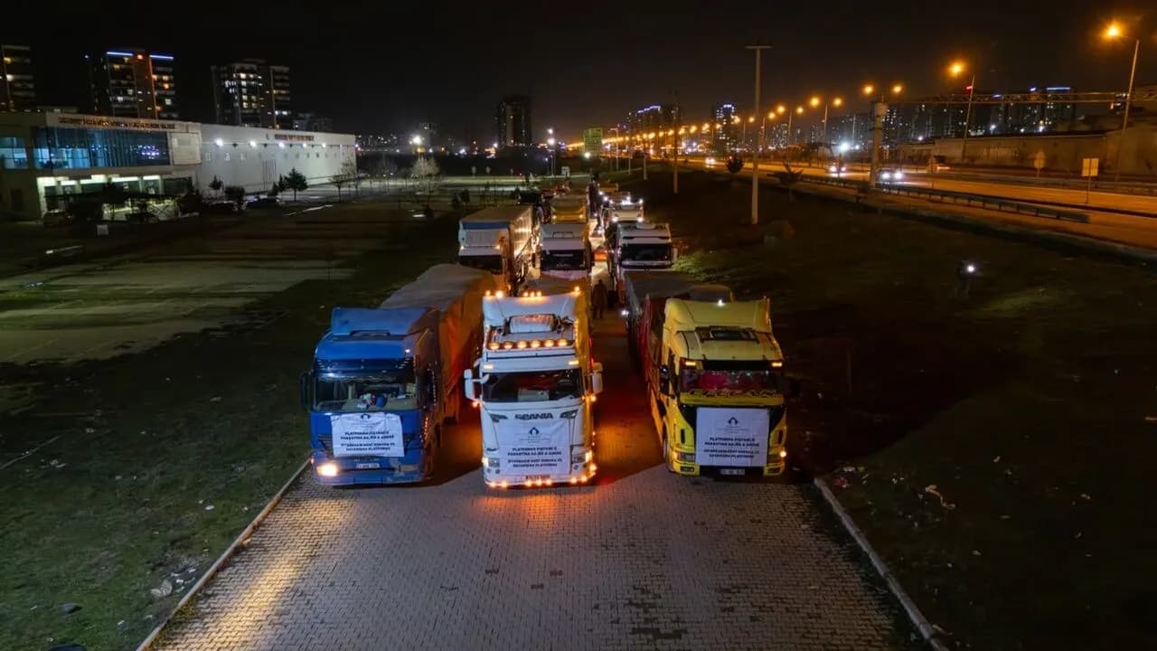 Diyarbakır’da toplanan 25 tır insani yardım malzemesi Kobani’ye ulaştı