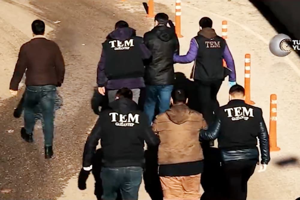 İzmir merkezli 16 ilde nefret operasyonu evlere baskın yaparak girdiler