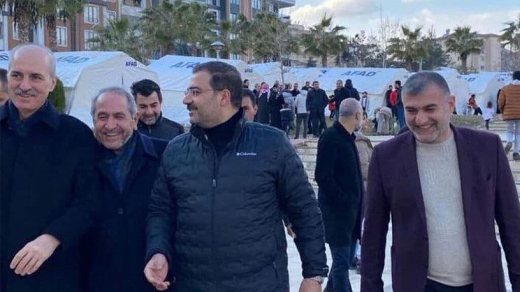AKP’liler deprem bölgesinde kahkaha atıyor. Hiçmi utanmıyor sunuz?
