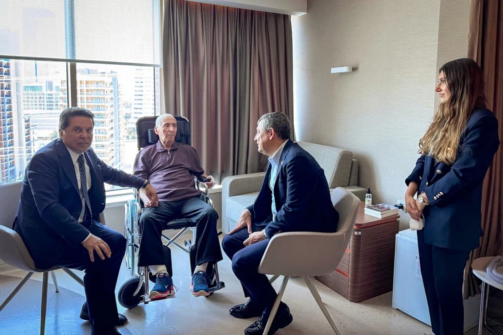 Özgür Özel, Hikmet Çetin’i hastanede ziyaret etti