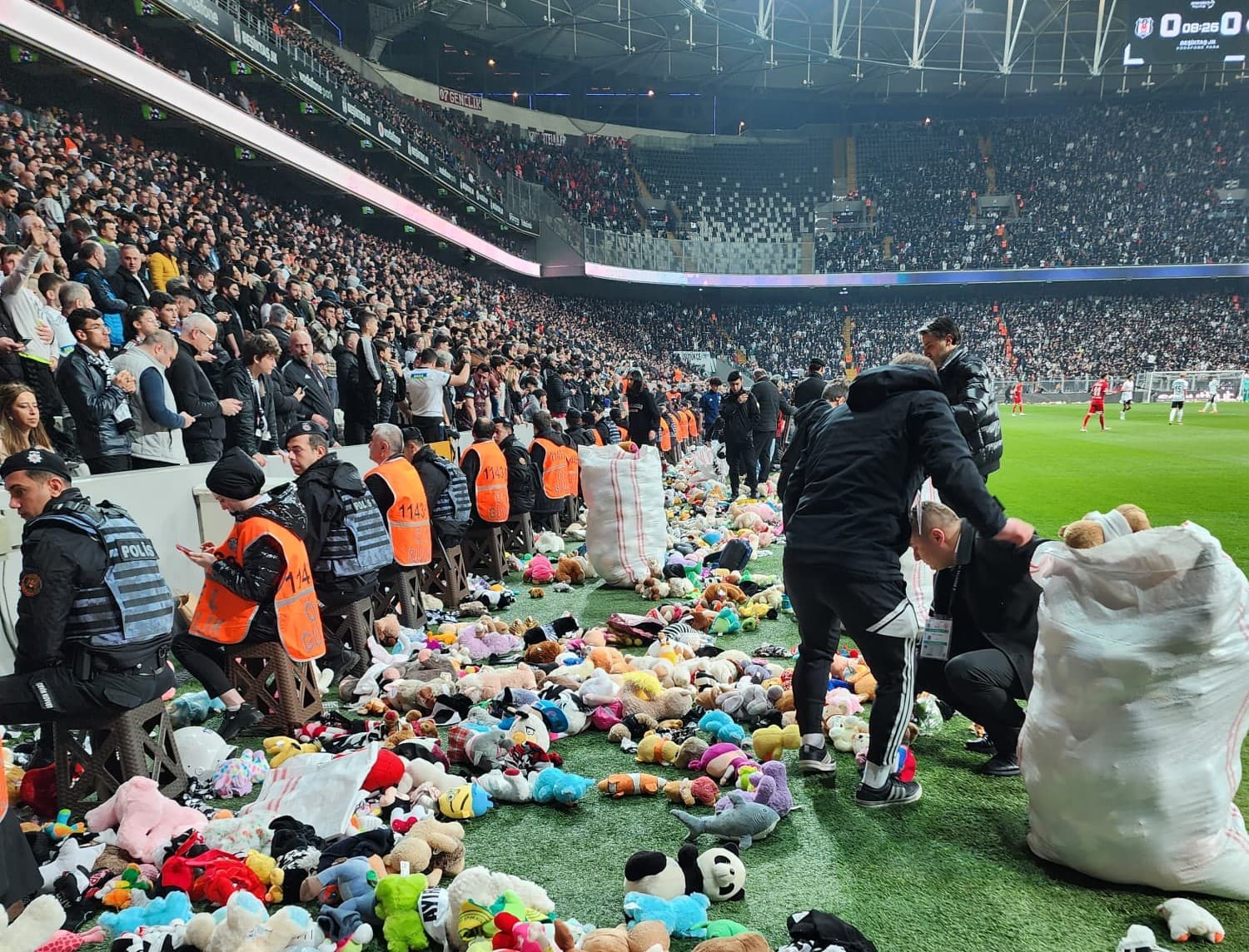AKP ve ortağı MHP’ye tribün tepkisi çığı gibi: Beşiktaş taraftarı da ‘hükümet istifa’ dedi