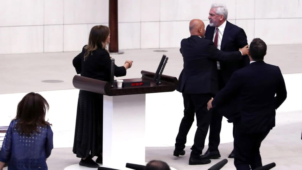AKP’li Galip Ensarioğlu, TBMM’de, DEM Partili Beştaş’a ‘şerefiz’ diyerek üzerine yürüdü