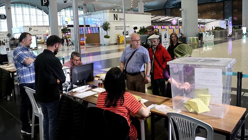 Havalimanında ilk oyu Avustralya’da yaşayan vatandaş kullandı