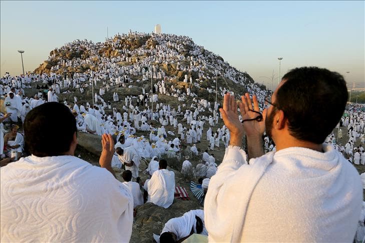 Yüz binlerce Müslüman Arafat’ta duaya durdu