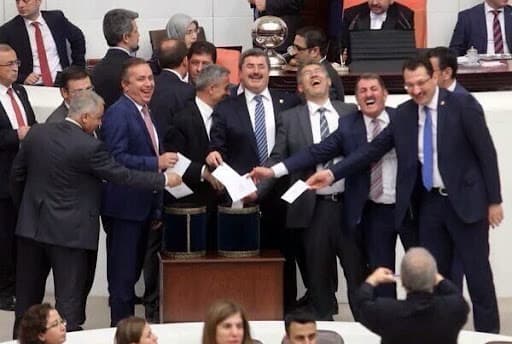 Millet Meclis’inde irade hırsızlığı: AKP’li 76 vekil salonda olmadıkları halde sahte pusulayla var gösterildi