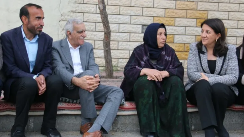 Şenyaşar ailesini ziyaret eden Pervin Buldan: Emine annemizin adalet çığlığını gözeterek oylarınızı kullanın