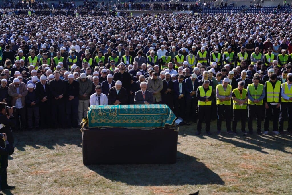 Fethullah Gülen Hocaefendi, gözyaşlarıyla son yolculuğuna uğurlanıyor