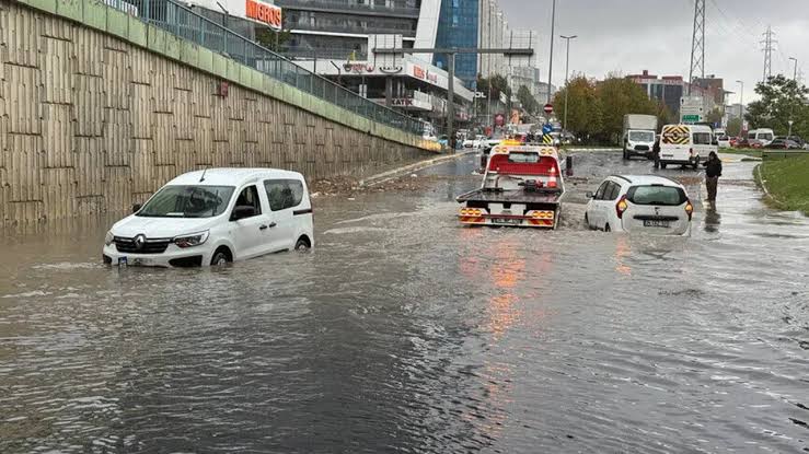 İstanbul’u sel vurdu: Hayat felç, okullar tatil!