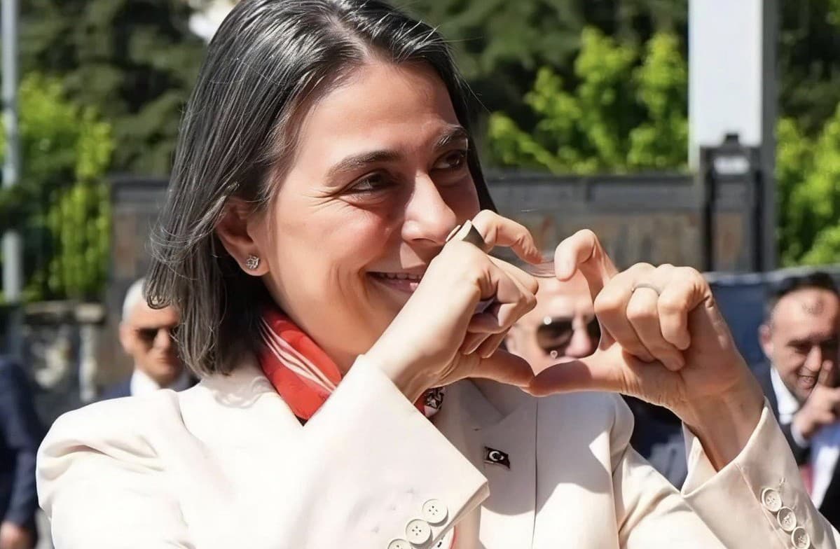 Deniz Göktaş, Sinem Dedetaş’ın davetine cevap verdi: ‘En güzel çoraplarımla geleceğim’