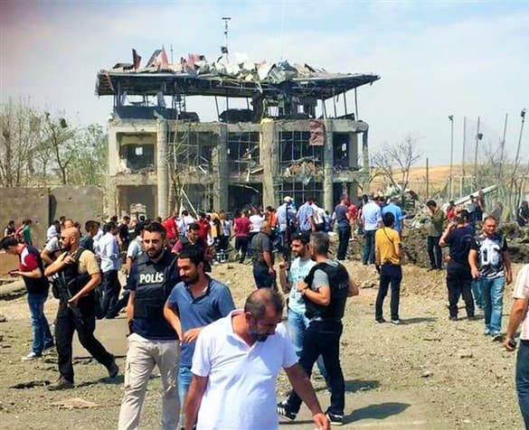 Diyarbakır’da bombalı saldırı: İkisi polis bir çocuk hayatını kaybetti