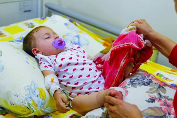 Esma bebeke, annesinin tülbenti kaldı