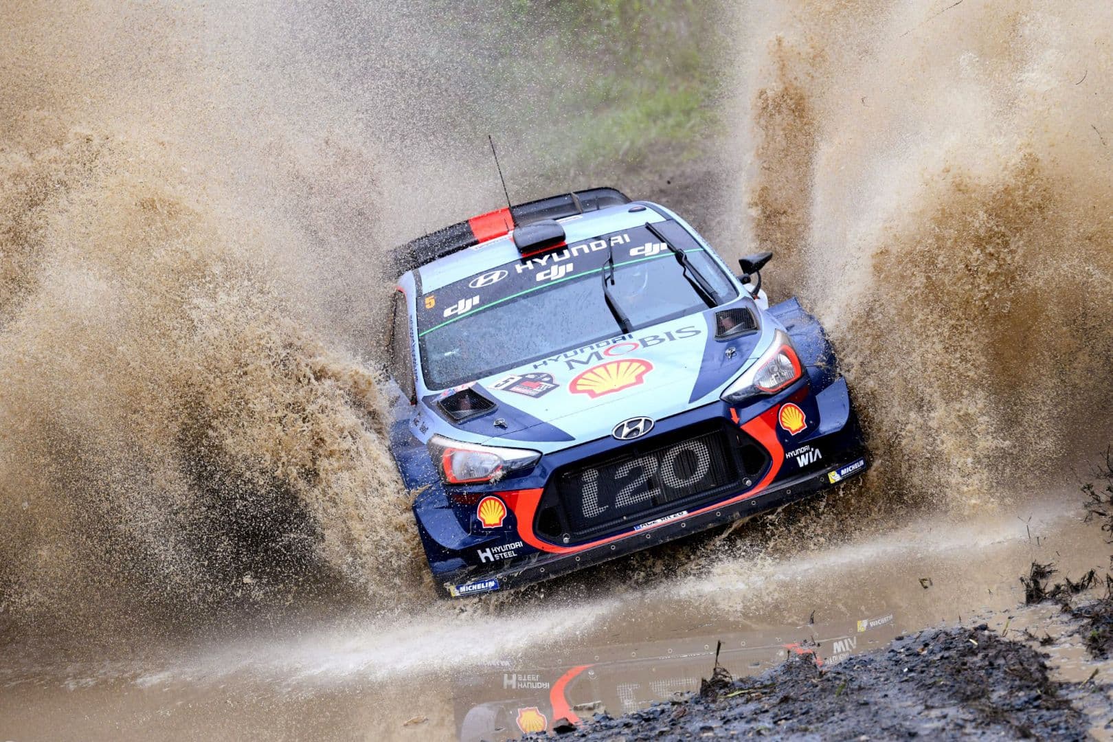 Neuville kazandı, Latvala kaza yaptı!