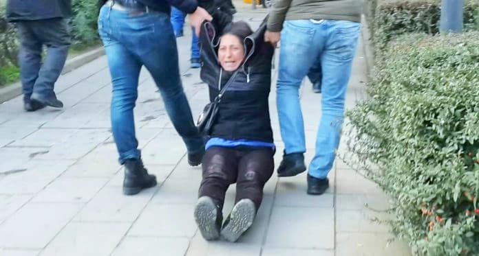 Dünya tanık: Özakça’nın annesi yerlerde sürüklenerek gözaltında