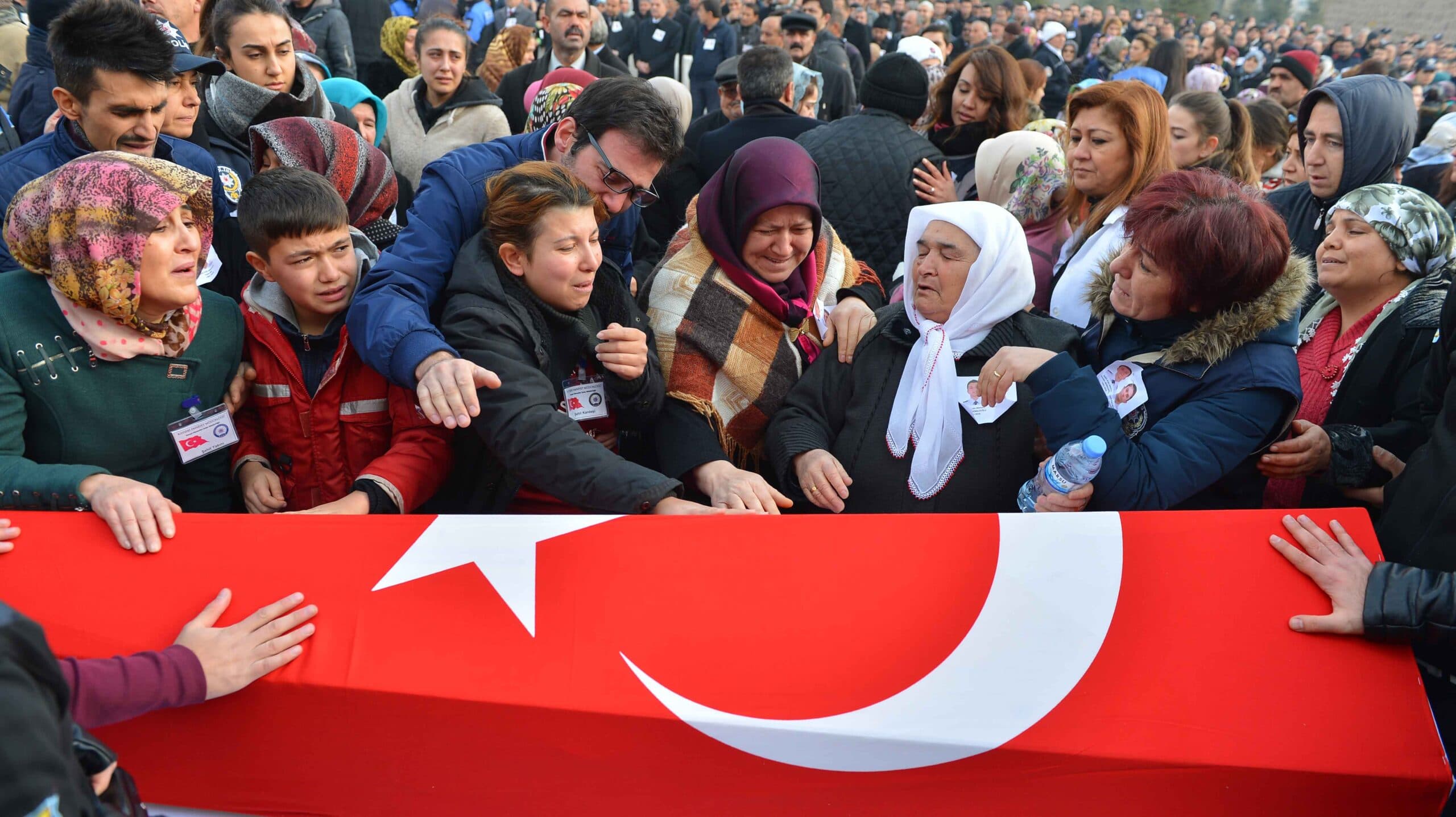 Millet evlatlarına ağlıyor: Bir şehide devlet haczi, ötekine tören yasağı